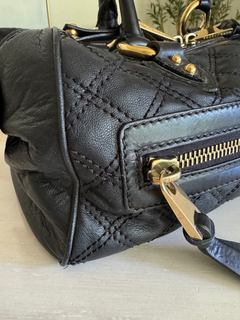 Marc Jacobs VINTAGE Resort 2005 Quilted Leather Stam Barrel Bag Purse Black Gold - Picture 5 of 16